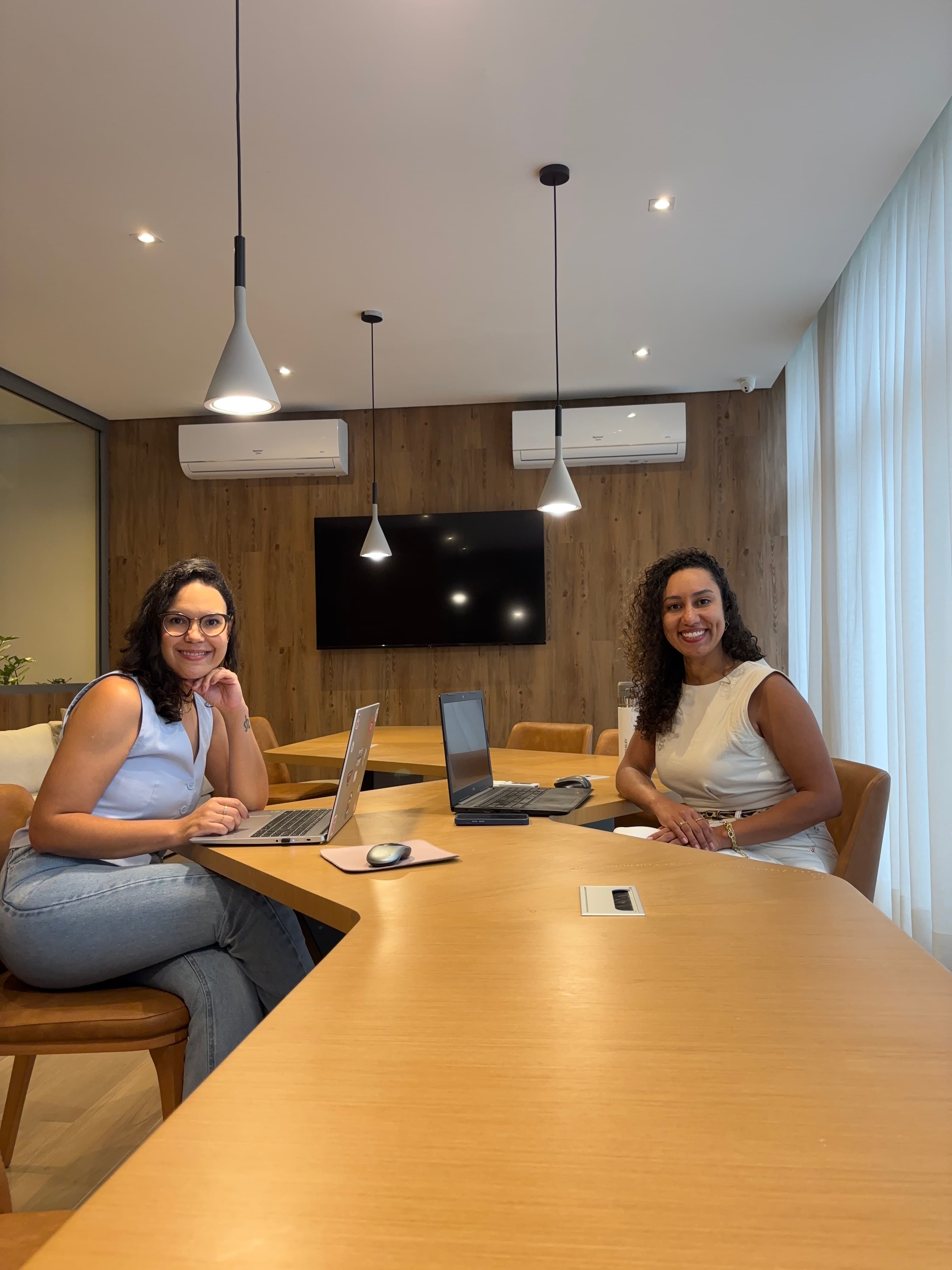 Encontro consultivo em ambiente real, reforçando proximidade e leitura contextual.